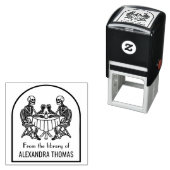 Skeletkoppel drinkend wijn Bibliotheek Boeknaam Zelfinktende Stempel (In situ)