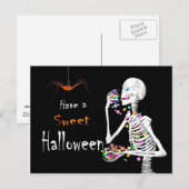 Skeleton Eten Halloween Snoep (met Spider) Briefkaart (Voorkant / Achterkant)
