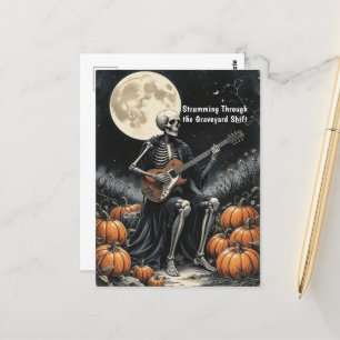 Skeleton gitarist onder volle maan met pompoenen briefkaart