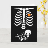 Skeleton Halloween Maternity Funny Pregnancy 2025 Kaart (Gele Bloem)