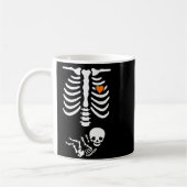 Skeleton Halloween Maternity Funny Pregnancy 2025  Koffiemok (Links)