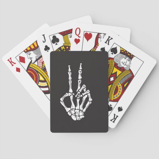 Skeleton Hand die een vredesteken maakt op een set Pokerkaarten (Achterkant)