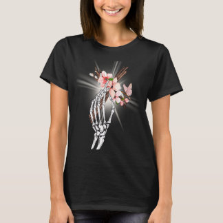 Skeleton Hand Holding Cross met Bloemen Spiritueel T-shirt
