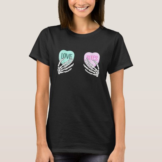 Skeleton Hand Love Bites Heart Funny Couple Valent T-shirt (Voorkant)