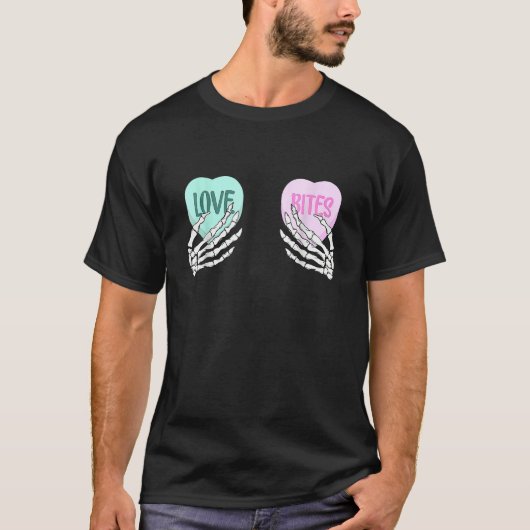 Skeleton Hand Love Bites Heart Funny Couple Valent T-shirt (Voorkant)