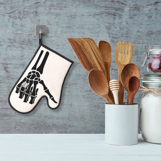 Skeleton Hand met Diamanten Ring Ovenwant