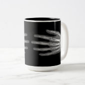 Skeleton Hand X-Ray Tweekleurige Koffiemok (Voorkant rechts)