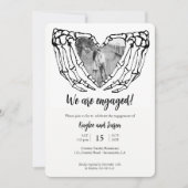 Skeleton Hands Engagement Party Fotouitnodiging Kaart (Voorkant)