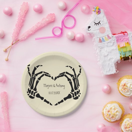 Skeleton Hands Heart Shape Custom Wedding Papieren Bordje (Feest)