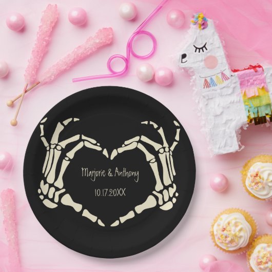 Skeleton Hands Heart Shape Custom Wedding Papieren Bordje (Feest)
