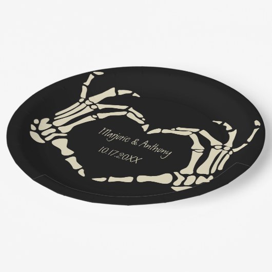 Skeleton Hands Heart Shape Custom Wedding Papieren Bordje (Gekanteld)