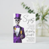 Skeleton in Purple Halloween Party Invite Feestdagenkaart (Staand voorkant)