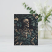 Skeleton in the green leaves briefkaart (Staand voorkant)