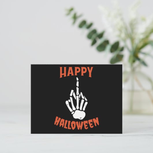 Skeleton Middle Finger Happy Halloween Briefkaart (Staand voorkant)