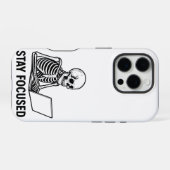 Skeleton op laptop – Blijf gefocust iPhone Hoesje (Achterkant horizontaal)