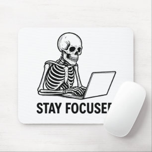 Skeleton op laptop – Blijf gefocust Muismat