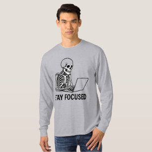 Skeleton op laptop – Blijf gefocust T-shirt
