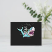 Skeleton Riding Zombie Shark Funny Halloween Gift Aankondigingskaart (Staand voorkant)