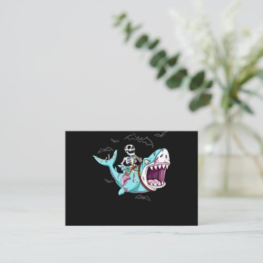 Skeleton Riding Zombie Shark Funny Halloween Gift Visitekaartje (Staand voorkant)