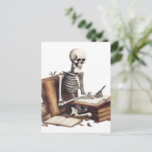 Skeleton schrijft nog steeds de roman briefkaart (Staand voorkant)