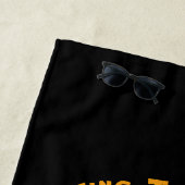 Skeleton Surfer Riding A Wave Strandlaken (In situ)