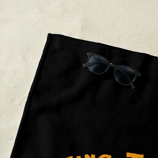 Skeleton Surfer Riding A Wave Strandlaken (In situ)