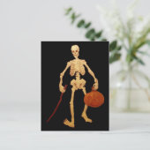 Skeleton terwijl u een stekker en pompoen vasthou Briefkaart (Staand voorkant)