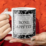 Skeletons BONE APPÉTIT Koffiemok<br><div class="desc">Skeletten op een zwarte achtergrond en BONE APPÉTIT in chique letters,  je zult plezier hebben met deze koffie mok. OVEREENKOMENDE objecten in onze winkel.</div>
