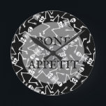 Skeletons BONE APPÉTIT Ronde Klok<br><div class="desc">Skeletten op een zwarte achtergrond en BONE APPÉTIT in het karretje,  deze muurklok is leuk voor de kok in de familie. Punten in onze winkel koppelen.</div>