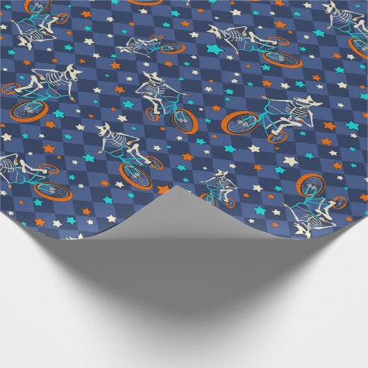 Skeletons on BMX Bikes Patterned Cadeaupapier (Hoek)