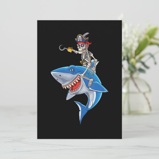 Skeletpiraten Riding Shark Cute Boys Halloween Bedankkaart (Staand voorkant)
