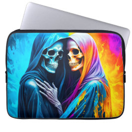 Skeletten gewikkeld in een regenboog laptop sleeve