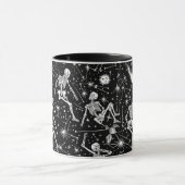 Skeletten in ruimte achtergrond  mok (Midden)