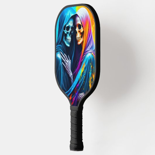 Skeletten verpakt in een regenboog gepersonaliseer pickleball paddle (Links)