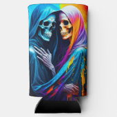 Skeletten verpakt in een regenboog seltzer blikjeskoeler (Achterkant)