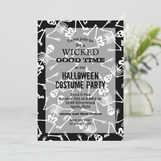 Skeletten Zwarte Halloween Party-uitnodigingen (Staand voorkant)