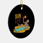 Skelton ligt in de zon op een keramisch ornament (Rechts)