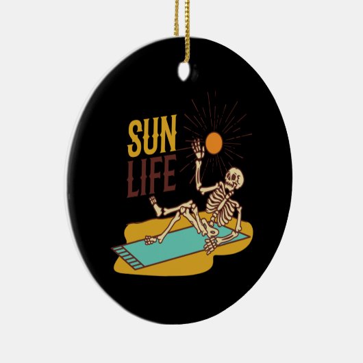 Skelton ligt in de zon op een keramisch ornament (Rechts)