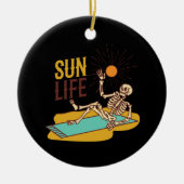 Skelton ligt in de zon op een keramisch ornament (Voorkant)