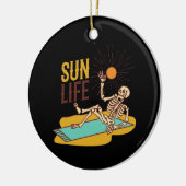 Skelton ligt in de zon op een keramisch ornament (Links)