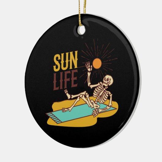 Skelton ligt in de zon op een keramisch ornament (Links)