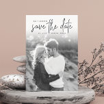 Sketched Announcement | De foto bewaart de Datum Save The Date<br><div class="desc">Een modern en stijlvol sparen het datumontwerp met een rijke blauw van de marine bekleding en een volledige aftapbare verticale of portretgerichte foto. "Sparen de Datum"verschijnt bij de bovenkant in hand geschetste manuscripttypografie, met uw namen, trouwdatum, en plaats die in het ontwerp worden gekraakt. Voeg extra details, zoals uw trouwwebsite,...</div>