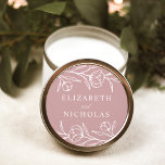 Sketched Floral Dusty Roos Wedding Ronde Sticker<br><div class="desc">Elegant bloemkool voor bruiloft met witte gevlekte bloemen en bladeren met een stoffige roos achtergrond. Pas de geschetste florale trouwstickers aan met je namen. De bloemetjesstickers zijn perfect voor het afdichten van trouwenveloppen,  huwelijksgunsten en nog veel meer! Ontworpen om te coördineren met ons Sketched Floral bruiloft collectie.</div>