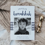 Sketched Navy | Hanukkah-fotokaart Feestdagenkaart<br><div class="desc">Deel de groeten van uw vakantie met deze Chanoeka-fotokaarten met uw favoriete vierkante fotoset op een heldere witte achtergrond met bands van marineblauwe waterverf stippen en bladeren door het centrum. "Joyous Chanoeka" verschijnt aan de bovenkant in een gepoetste typografie, met een bewerkbaar bericht aan de onderkant voor uw aangepaste Chanoeka-begroeting....</div>