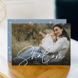 Sketched Shalom Full Photo Hanukkah Feestdagenkaart<br><div class="desc">Deel vakantiebestemmingen met deze chic Hanukkah-fotokaarten met uw favoriete volledig aftapde horizontale of landschapsgeoriënteerde foto. "Shalom" wordt weergegeven als een witte tekstbedekking in casual handgeschetste krommende letters. Pas je aan met je familienaam.</div>