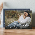 Sketched Shalom Full Photo Hanukkah Feestdagenkaart<br><div class="desc">Deel vakantiebestemmingen met deze chic Hanukkah-fotokaarten met uw favoriete volledig aftapde horizontale of landschapsgeoriënteerde foto. "Shalom" wordt weergegeven als een witte tekstbedekking in casual handgeschetste krommende letters. Pas je aan met je familienaam.</div>