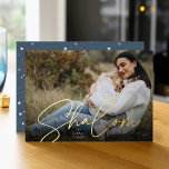 Sketched Shalom Full Photo Hanukkah Folie Feestdagenkaart<br><div class="desc">Deel vakantiebestemmingen met deze chic Hanukkah-fotokaarten met uw favoriete volledig aftapde horizontale of landschapsgeoriënteerde foto. "Shalom" wordt weergegeven als een gouden folie tekstbedekking in casual handgeschetste krommende letters. Pas je aan met je familienaam.</div>