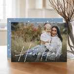 Sketting Cursive Full Photo Hanukkah Feestdagenkaart<br><div class="desc">Deel vakantiebestemmingen met deze chic Hanukkah-fotokaarten met uw favoriete volledig aftapde horizontale of landschapsgeoriënteerde foto. "Happy Hanukkah" is een witte tekstbedekking in klassieke serif en casual handgeschetste krommende letters. Pas je aan met je familienaam.</div>