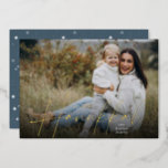 Sketting Cursive Full Photo Hanukkah Folie Feestdagenkaart<br><div class="desc">Deel vakantiebestemmingen met deze chic Hanukkah-fotokaarten met uw favoriete volledig aftapde horizontale of landschapsgeoriënteerde foto. "Happy Hanukkah" is een schitterende tekstbedekking voor echte folie in klassieke serif en casual handgeschetste krommende letters. Pas je aan met je familienaam.</div>