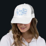 Ski Bachelorette Laatste Toast op de Slopes Pet<br><div class="desc">Aangepaste vrijgezellenfeest trucker hoed. Als u van plan bent een winter vrijgezellenvakantie, deze Après Ski party items zijn de perfecte aanvulling op het weekend extra speciaal te maken! Met charmante handgetekende illustraties van ski's, cocktails, sneeuwkonijnen, discoballen, champagne, skischoenen en meer, brengt elk stuk een speelse, feestelijke sfeer aan uw feest....</div>
